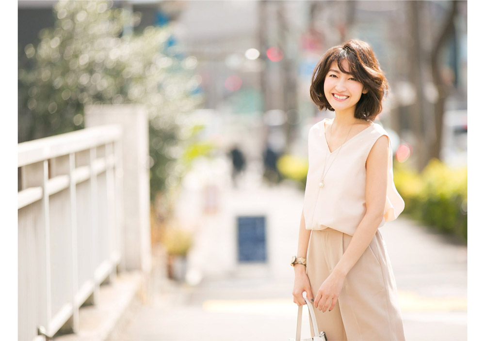 金子麻貴さんがプルオーバーとテーパードパンツでスタイリングしたコーデでこちらを向いて笑顔でポージング