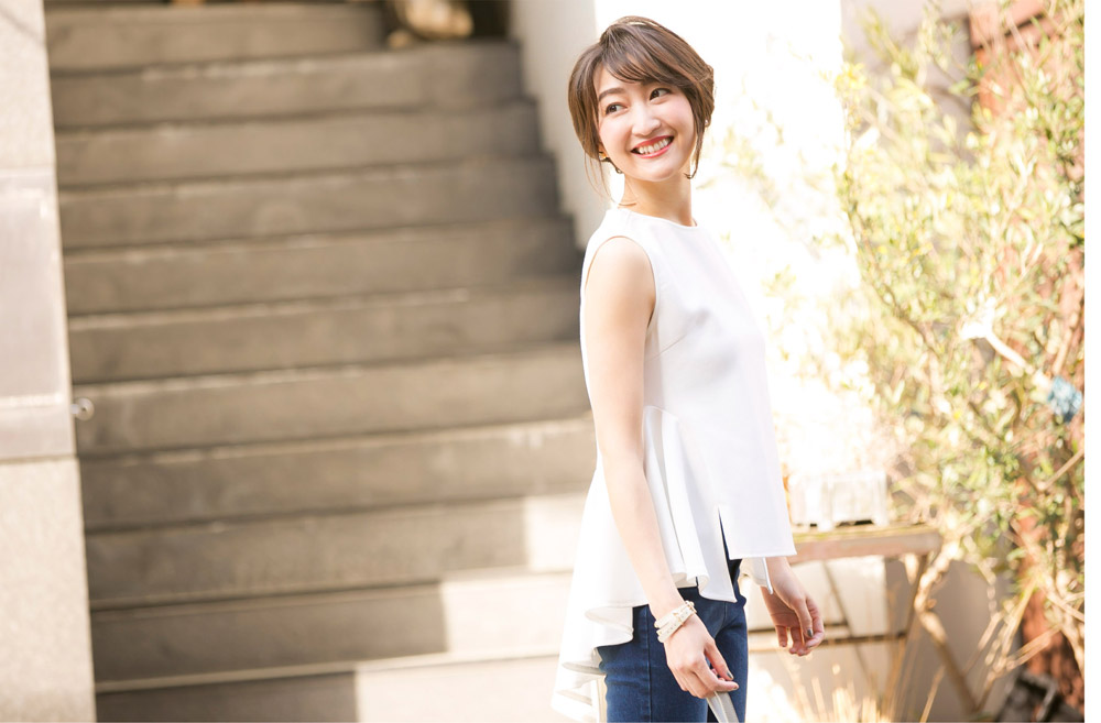 金子麻貴さんがプルオーバーにスキニーデニムでスタイリングしたコーデで左を向き笑顔でポージング