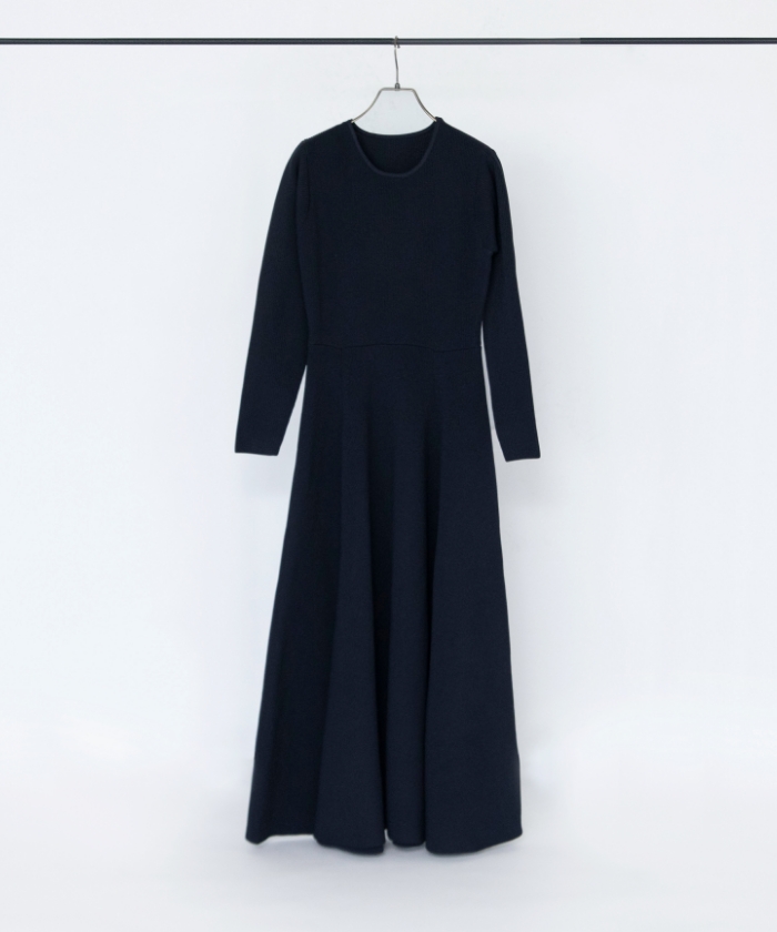 ITEM05 / ROUND NECK FLARE LONG KNIT ONEPIECE